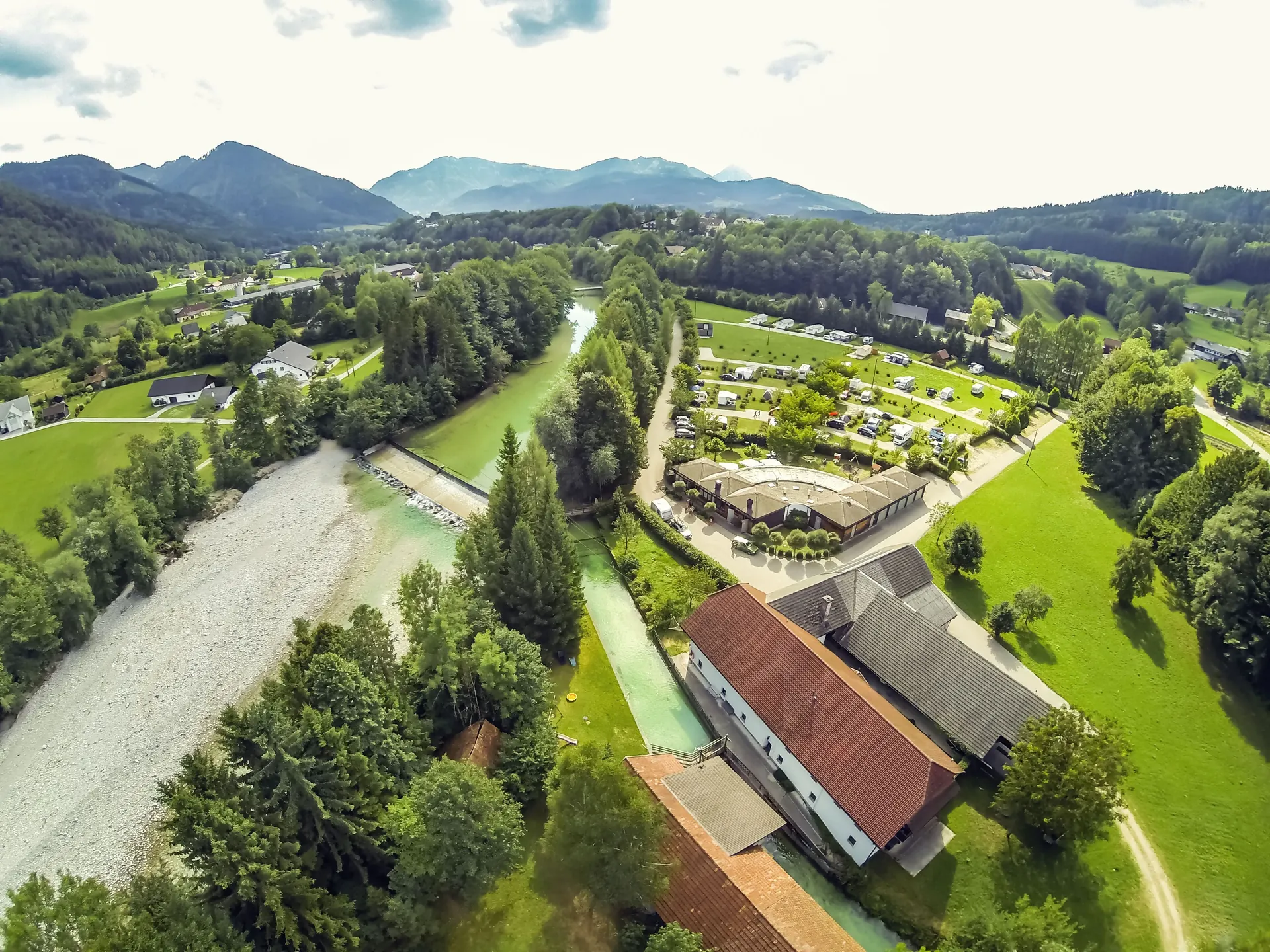 Luftbild der Campinganlage am Almfluss