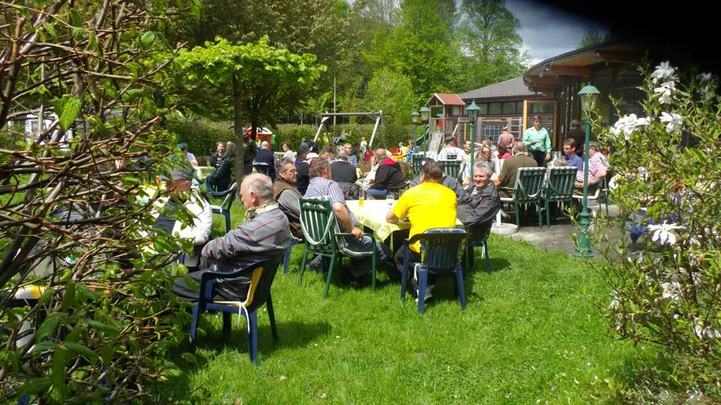 Gastgarten direkt am Almfluss