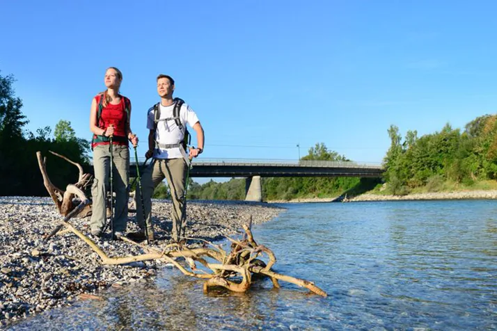 Läuferin auf einem Weg in der Natur