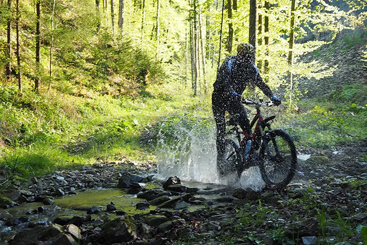 Radfahrer auf einem Radweg entlang der Alm
