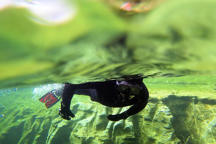 Taucher im klaren Wasser der Traun