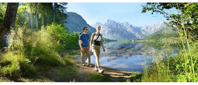 Wanderer auf einem Bergpfad im Almtal
